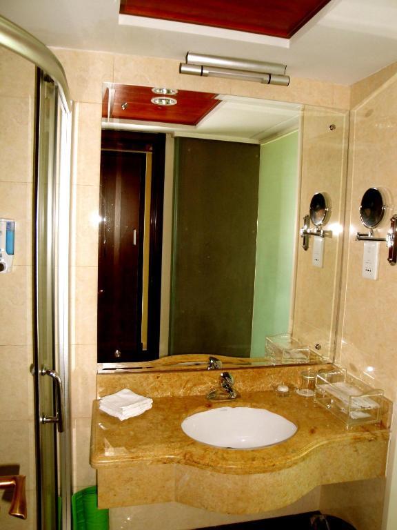 Overseas Chinese International Hotel Qingdao Quarto foto