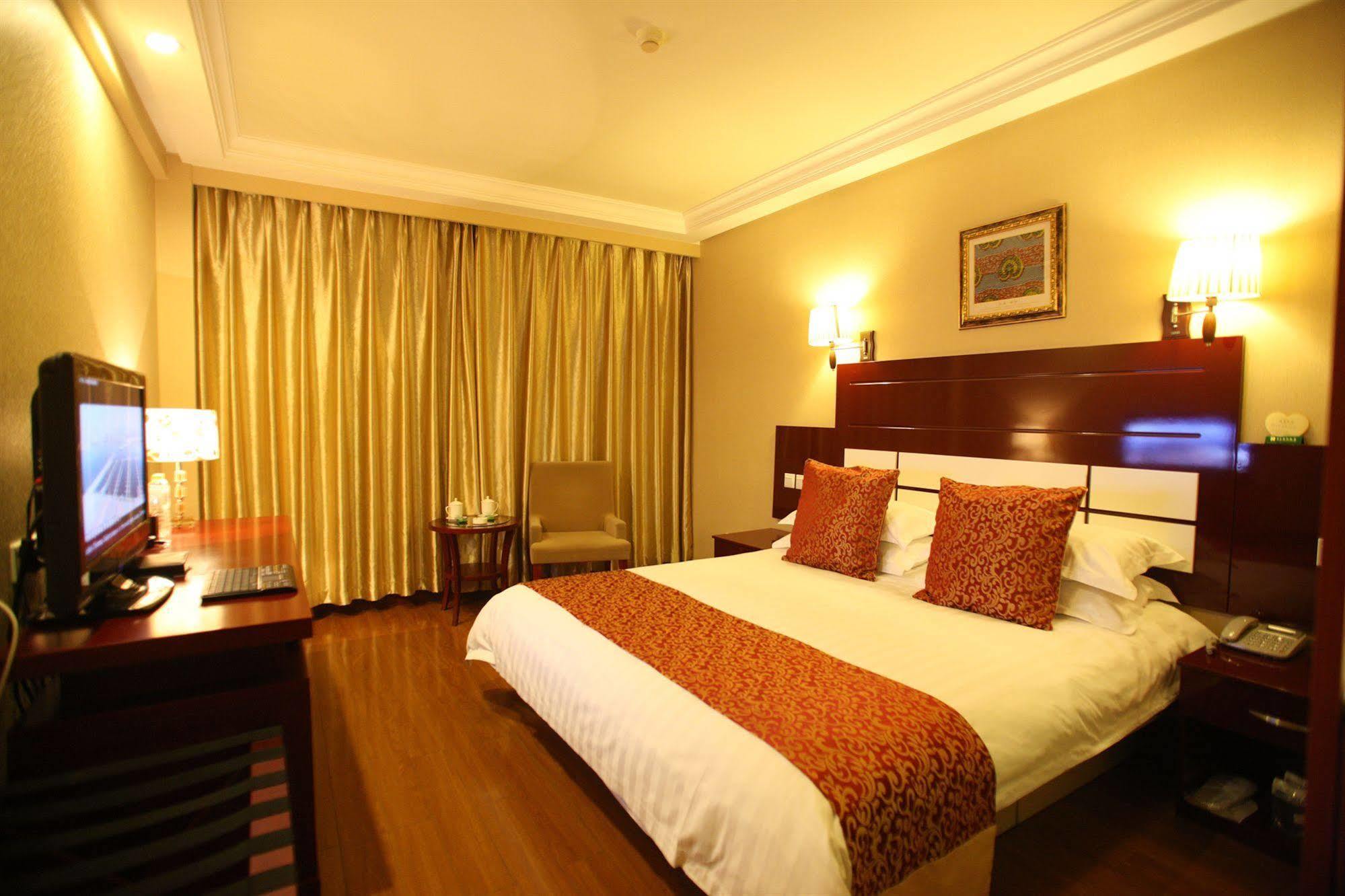 Overseas Chinese International Hotel Qingdao Exterior foto